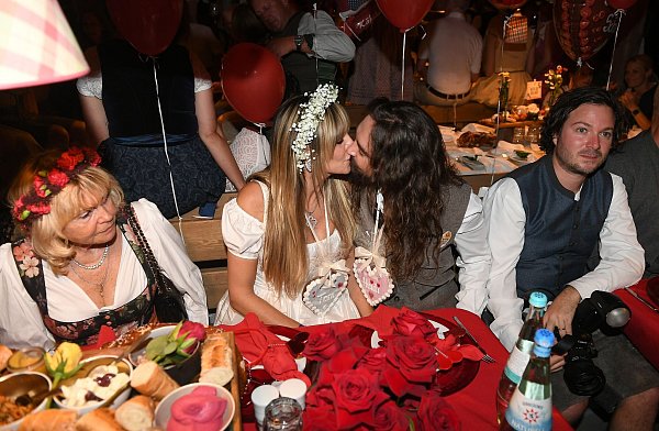 Heidi Klum und Tom Kaulitz knutschen im Käferzelt. - © Felix Hörhager/dpa