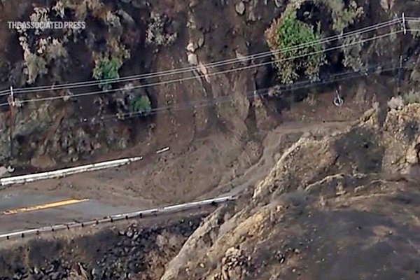 Am Montag half lang erwarteter Regen bei der Brandbekämpfung, sorgte aber auch für Schlammlawinen. - © KABC-TV via AP/dpa