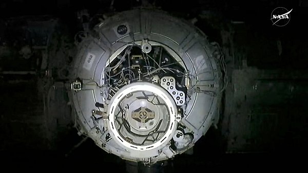 Die Crew der ISS bereitete das Andocken der SpaceX-Kapsel vor. - © -/NASA via AP/dpa
