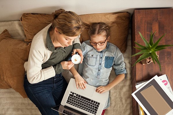 Eltern sollten ihren Kindern vermitteln, dass im digitalen Raum die gleiche Höflichkeit, der gleiche Respekt und die gleiche Rücksicht wie im realen Leben gelten. - © Schau Hin!/dpa-tmn