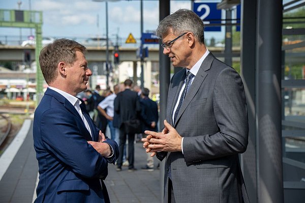 Für Verkehrsminister Schnieder und Bahnchef Lutz hat die Sanierung des Bestandsnetzes Priorität. (Archivbild) - © Harald Tittel/dpa