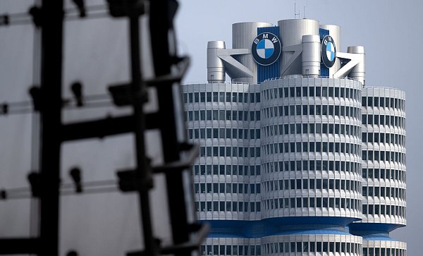 Nach drei Jahren mit außergewöhnlich hohen Gewinnen hat BMW 2024 deutlich weniger verdient. (Archivbild) - © Sven Hoppe/dpa