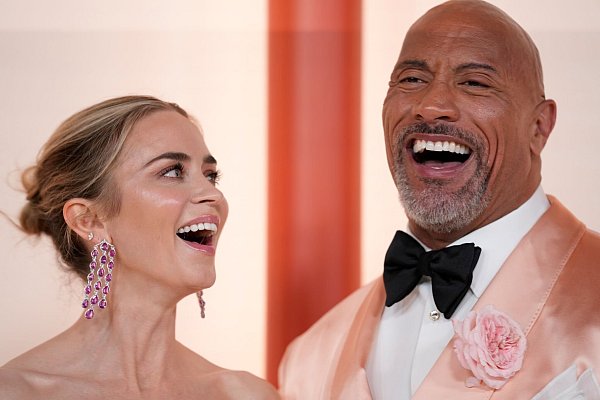 Emily Blunt und Dwayne Johnson spielen die Hauptrollen in «The Smashing Machine» (Archivbild). - © Ashley Landis/Invision/AP/dpa