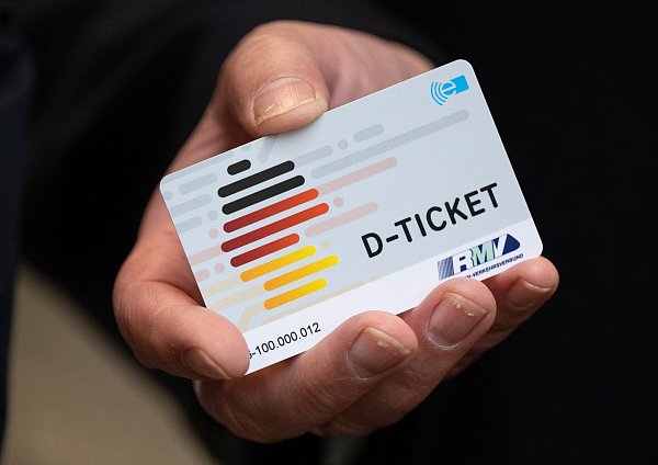 Die Preissteigerung beim Deutschlandticket zum Jahreswechsel dürfte die Inflation treiben (Archivbild) - © Boris Roessler/dpa