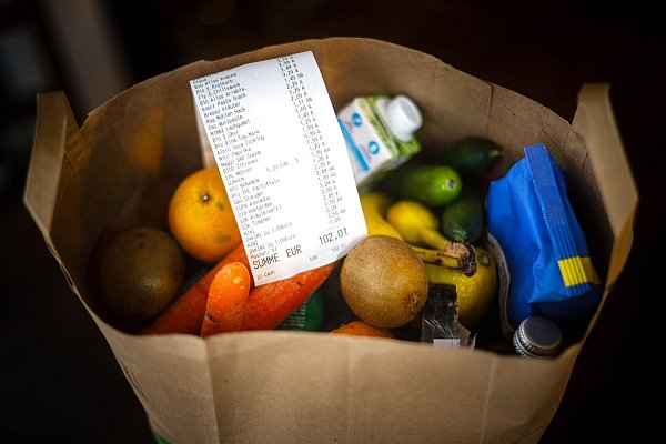 Der tägliche Einkauf ist Ende 2024 noch einmal deutlich teurer geworden (Symbolbild) - © Sina Schuldt/dpa