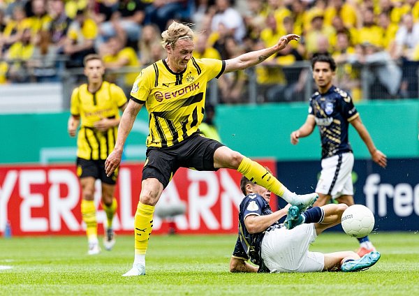 Auch ihn sieht sein Vereinstrainer auf Dauer wieder in der Nationalmannschaft: Julian Brandt. - © Axel Heimken/dpa
