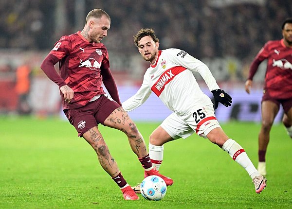 David Raum (links) und RB Leipzig wurdem vom VfB Stuttgart voll gefordert - © Bernd Weißbrod/dpa