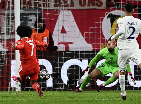Serge Gnabry (l) besiegelte mit dem 2:0 das Weiterkommen der Bayern. - © Peter Kneffel/dpa