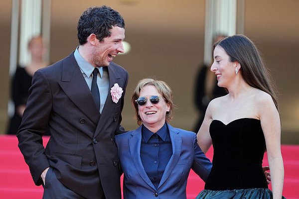 Josh O\\\'Connor (l-r), Regisseurin Kelly Reichardt und Alana Haim vor der Premiere von «The Mastermind». - © Natacha Pisarenko/Invision/AP/dpa