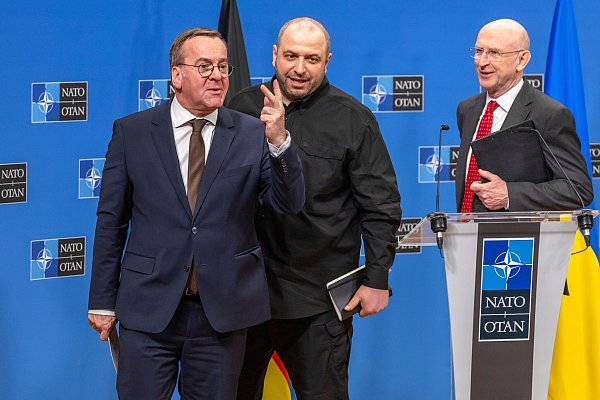 Bundesverteidigungsminister Boris Pistorius (l) und sein britischer Kollege John Healey (r) wollen weitere Unterstützung für die Ukraine organisieren. Der ukrainische Kollegen Rustem Umjerow (m) sollen über den Bedarf informieren. (Archivbild) - © Geert Vanden Wijngaert/AP/dpa