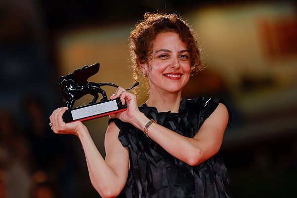 Dea Kulumbegashvili erzählt in ihrem Film von heimlich durchgeführten Abtreibungen. - © Vianney Le Caer/Invision/AP/dpa