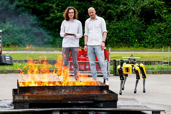 Informatiker Sören Pirk (rechts) leitet das Forschungsprojekt «Wildfire Twins» an der Kieler Christian-Albrechts-Universität. - © Frank Molter/dpa