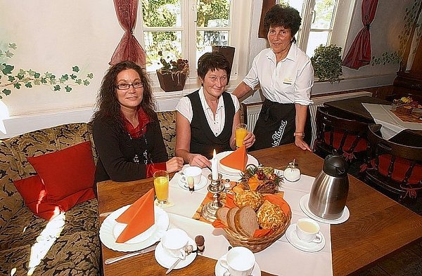 Ulrike Münsterteicher (l.) mit ihren beiden Mitarbeiterinnen Ute Kammertöns und Hannelore Güth (r.).