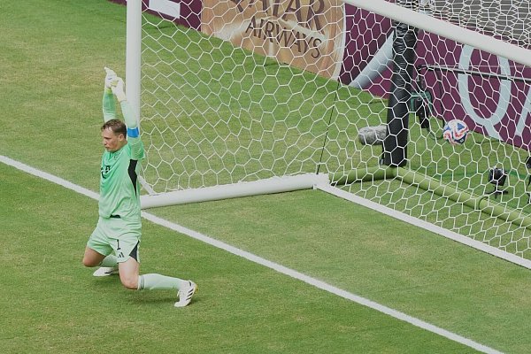 Beim ersten Gegentor kann Manuel Neuer die Fäuste nicht schnell genug in die Höhe reißen. - © Marta Lavandier/AP/dpa