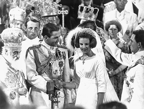 König Konstantin und seine Braut, die dänische Prinzessin Anne-Marie, werden am 18. September 1964 getraut. - © Db/---/dpa