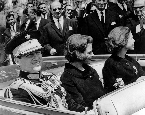Der griechische König Konstantin mit seiner Braut, Prinzessin Anne-Marie von Dänemark (M) und seiner Schwester Prinzessin Irene (r) bei seinem ersten offiziellen Staatsbesuch in Mazedonien (Jugoslawien). - © DB/A9999_DB/dpa