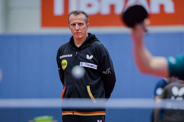 Bundestrainer Jörg Roßkopf beim Training der Tischtennis-Nationalmannschaft. (Archivbild) - © Rolf Vennenbernd/dpa