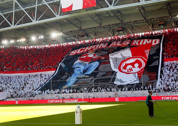 Die Fortuna-Fans zeigten vor dem Spiel stimmungsvolle Choreographien. - © Roland Weihrauch/dpa