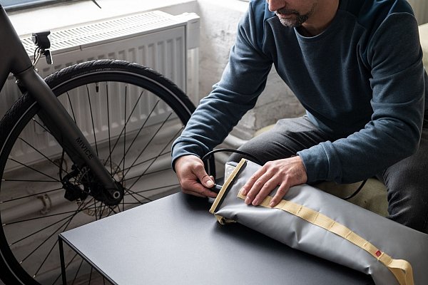 Den Akku für das E-Bike aufladen: Spezielle Taschen mit feuerfestem Garn sollen dafür sorgen, dass im Brandfall das Feuer keinen weiteren Schaden anrichtet. - © Zacharie Scheurer/dpa-tmn