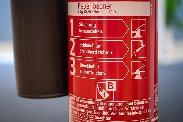 Vor dem Einsatz eines Feuerlöschers immer auf die Brandklasse achten: Für Brände von flüssigen Stoffen wie Benzin, Öl, Alkohol, Lacken, Farben und bestimmten Kunststoffen ist etwa Brandklasse B geeignet. - © Nico Tapia/dpa-tmn