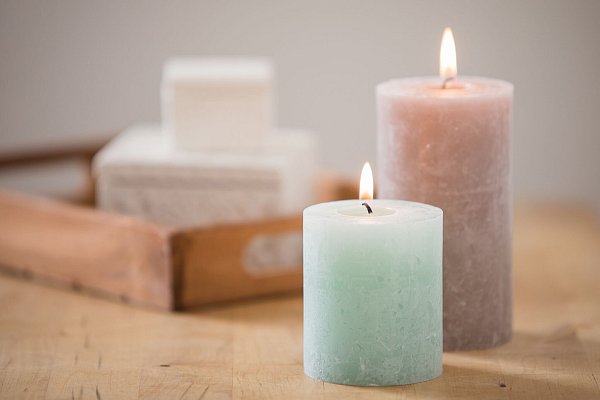 Niemals unbeaufsichtigt lassen: Kerzen und offenes Feuer können schnell einen Brand auslösen. - © Christin Klose/dpa-tmn