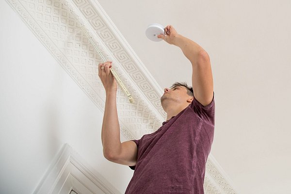 Rauchmelder können Leben retten: Wichtig ist ihre Funktion regelmäßig zu überprüfen. - © Christin Klose/dpa-tmn