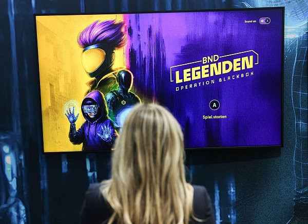 Mit knalligen Farben möchte der BND die Aufmerksamkeit auf das eigene Game lenken. - © Oliver Berg/dpa