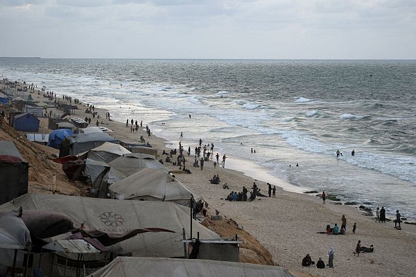 Zeltlager am Strand des Gazastreifens. - © Abdel Kareem Hana/AP/dpa