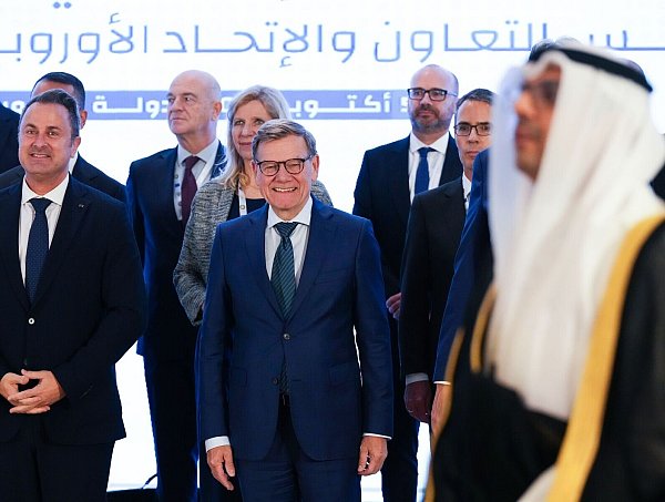 Der deutsche Außenminister Johann Wadephul (M) in Kuwait. - © Soeren Stache/dpa