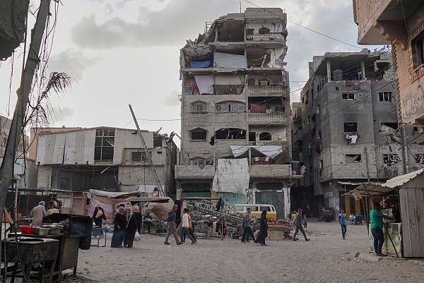 Palästinenser in den Straßen von Chan Junis. - © Jehad Alshrafi/AP/dpa