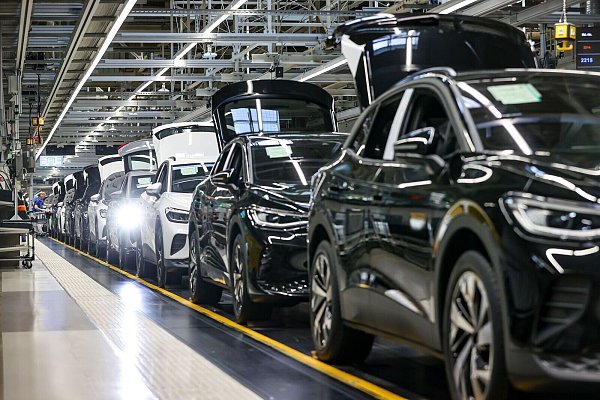 Deutschlands Autobranche steht unter Druck - etwa beim Wandel zur E-Mobilität. (Archivbild - © Jan Woitas/dpa