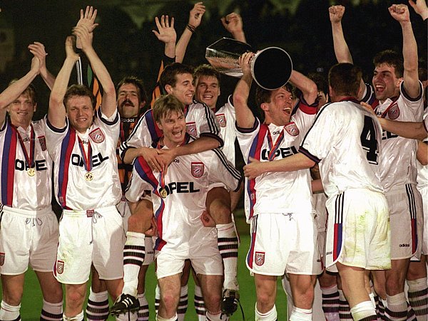 In der Saison 1995/96 gewannen die Bayern trotz viel Unruhe den UEFA-Pokal. - © Frank Leonhardt/dpa