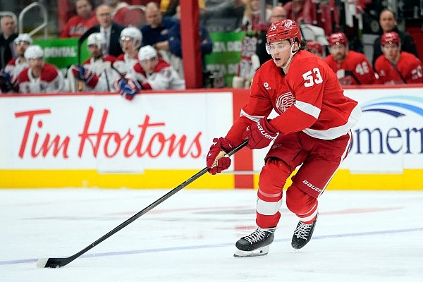 Moritz Seider zählt in der NHL zu den Top-Verteidigern - © Carlos Osorio/AP/dpa