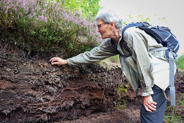 Naturführerin und Biologin, die die Vegetation erklärt: Anita Fohn. - © Deike Uhtenwoldt/dpa-tmn