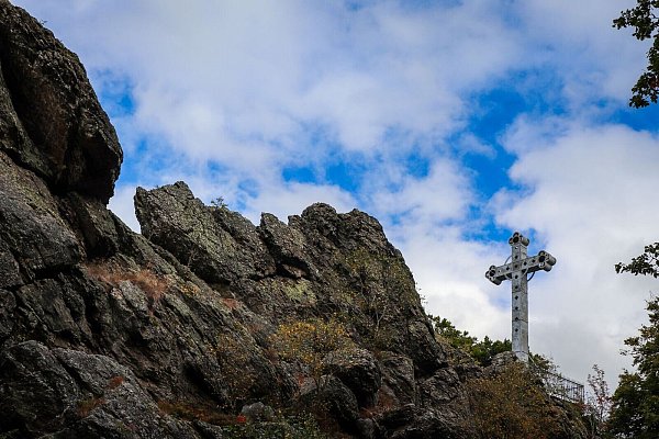 Das «Kreuz im Venn» über dem Rurtal ist einem Prior gewidmet – anders als die vielen Holzkreuze, die im Hochmoor an Verirrte, Kriegs- oder Feuertote erinnern. - © Deike Uhtenwoldt/dpa-tmn