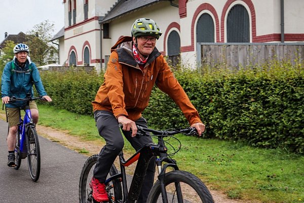Dany Heck (re.) ist Tourismusmanager Ostbelgiens. - © Deike Uhtenwoldt/dpa-tmn