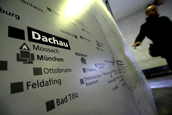 Die Kleinstadt Dachau liegt mit dem Auto eine knappe halbe Stunde entfernt nordwestlich von München. Von 1933 bis 1945 stand hier erste Konzentrationslager der Nazis, das der Prototyp für die großen Vernichtungslager wie Auschwitz oder Treblinka war. - © Tobias Schreiner