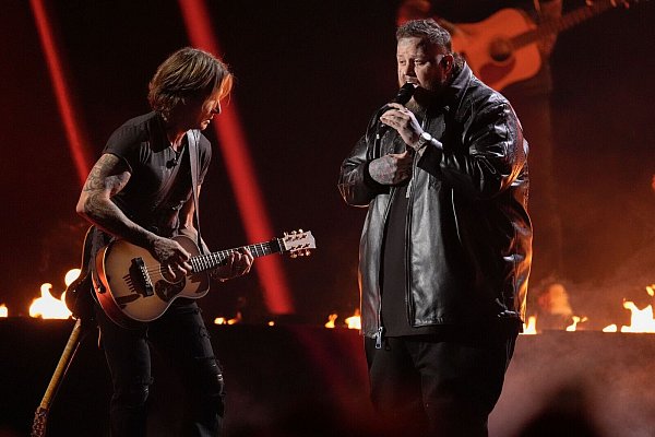 Viele Stars stehen bei der Vergabe der CMA-Preise auf der Bühne, darunter Keith Urban (l.) und Jelly Roll. - © George Walker IV/Invision via AP/dpa