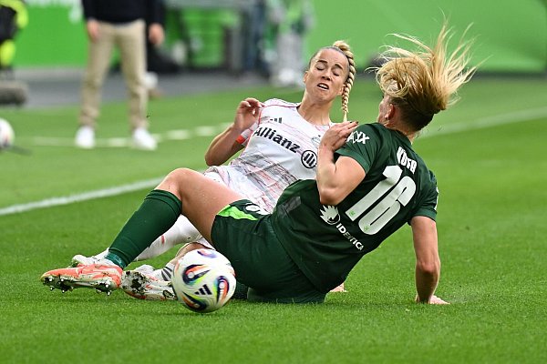 Im Zweikampf: Giulia Gwinn (l) vom FC Bayern München und Wolfsburgs Camilla Küver. - © Swen Pförtner/dpa
