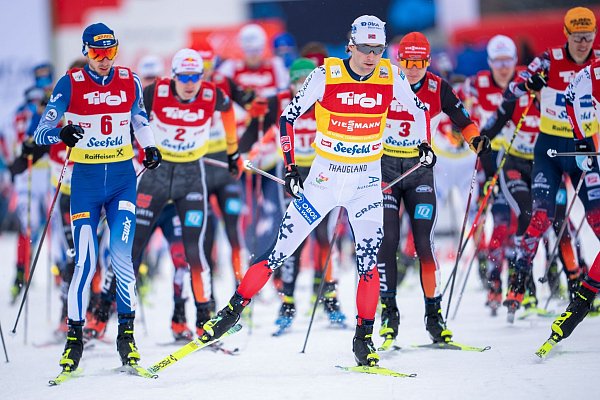 Sieg in Seefeld: Jarl Magnus Riiber überzeugt im ersten Rennen nach der Ankündigung seines Karriereendes. - © Georg Hochmuth/APA/dpa