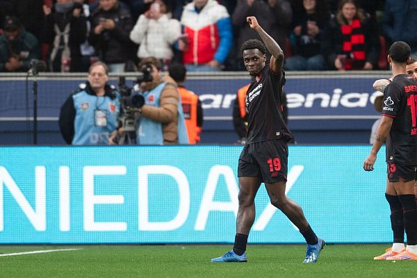 Leverkusens Ernest Poku jubelt über seinen Treffer zum 1:0. - © Marius Becker/dpa