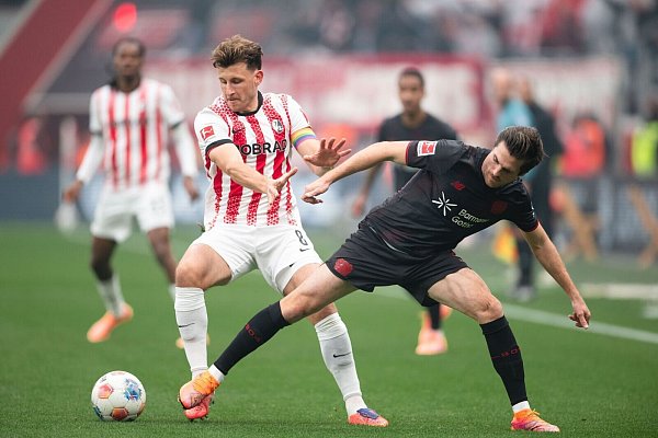 Freiburgs Maximilian Eggestein (l) und Leverkusens Jonas Hofmann im Zweikampf. - © Marius Becker/dpa