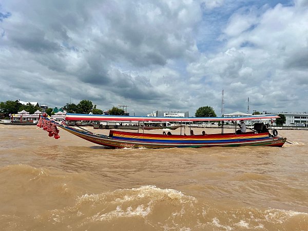 Auch in der Hauptstadt Bangkok rechnen die Behörden mit einem baldigen Überlaufen des mächtigen Chao Phraya, dessen Pegelstände ständig steigen. - © Carola Frentzen/dpa
