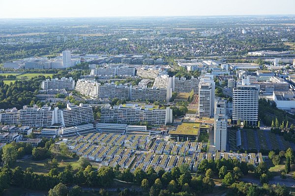 Das ehemalige Olympische Dorf ist heute Wohnort für Münchnerinnen und Münchner. Sollte München erneut den Zuschlag für die Spiele bekommen, soll auch das neue Olympische Dorf in der Nachnutzung dringend benötigten Wohnraum in der bayerischen Landeshauptstadt schaffen. Wo das dann genau entstehen soll, ist aber offen - den Vorgaben des Olympischen Komitees zufolge muss das Kerndorf auf einer Fläche von 40 bis 50 Hektar gestaltet werden und bis zu 16.000 Personen beherbergen können. (Archivbild) - © Soeren Stache/dpa