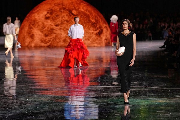 Models präsentierten Kreationen der Chanel-Kollektion Frühjahr/Sommer 2026. - © Aurelien Morissard/AP/dpa