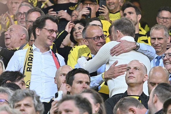 Partei- und BVB-Freunde: Friedrich Merz (Mitte) und Hans-Joachim Watzke (Archivfoto). - © Bernd Thissen/dpa