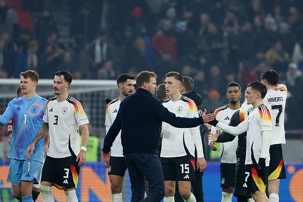 Julian Nagelsmann bedankt sich bei seinen Spielern nach einem guten Länderspieljahr. - © Christian Charisius/dpa