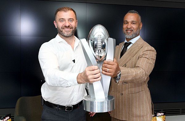 Mit dem Liga-Geschäftsführer Zeljko Karajica (l) habe es laut Esumes Anwältin «unüberbrückbare Differenzen» gegeben. - © Michael Schwartz/dpa
