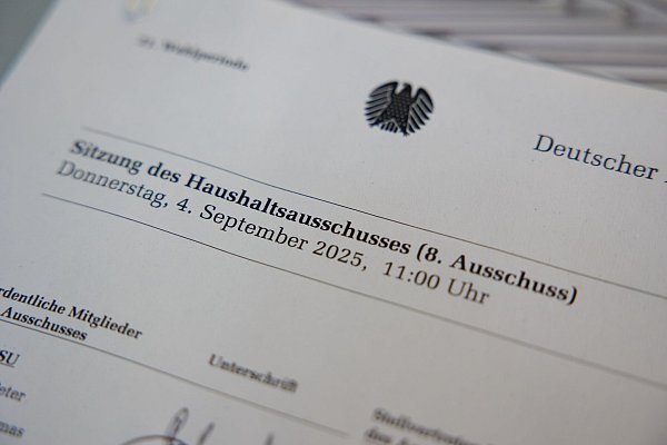 Der Bundesetat für 2025 steht: Der Haushaltsausschuss des Bundestags hat seine Bereinigungssitzung abgeschlossen. Mitte September wird er im Parlament verabschiedet. - © Joerg Carstensen/dpa
