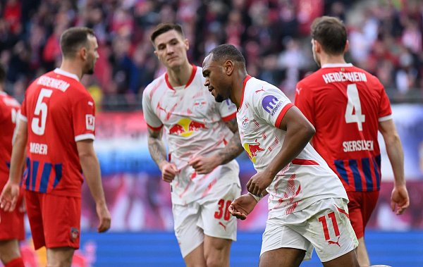 Openda (2.v.r.) beendet seine Torflaute und trifft zum 1:2-Anschluss für RB Leipzig. - © Hendrik Schmidt/dpa